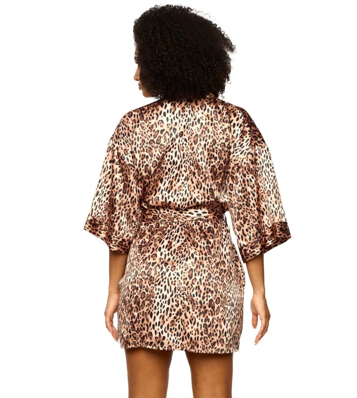 Jezebel by Felina – known worldwide for quality combined with sophisticated taste and design. For a hint of drama and all-day glamour slip on this soft, silky wrap. Wide sleeves and a short shape make it the perfect addition to your lingerie wardrobe